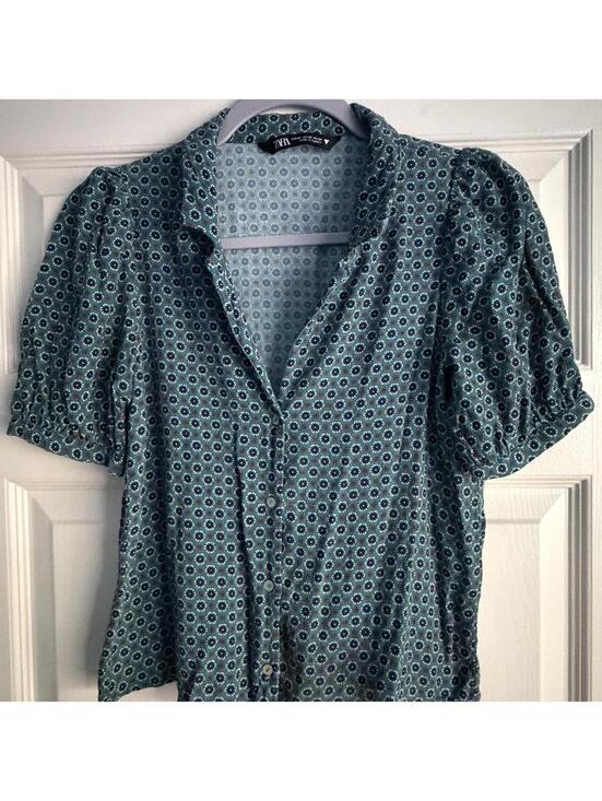 Zara Tops - Zara green blouse with white geometric pattern, size XS #geometric #workwear